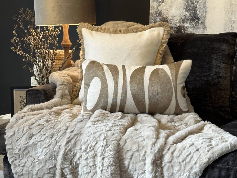Hugo Cushion with feather insert. - Image 3